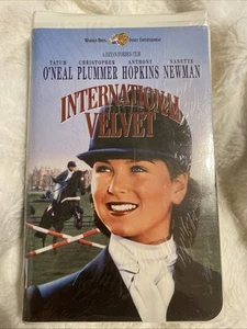 International Velvet Tatum O’neal, Christopher Plummer, Anthony Hopkins VHS NEU - Bild 1 von 6