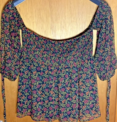 Top mediano American Eagle para mujer negro dorado floral calado boho campesino Foto 1 de 3