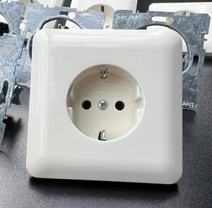Berker Modul 2 Schuko Steckdose 22520 Blende 21770 Vollplatte polarweiß glänzend - Bild 1 von 5