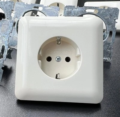 Berker Modul 2 Schuko Steckdose 22520 Blende 21770 Vollplatte polarweiß glänzend - Bild 1 von 4