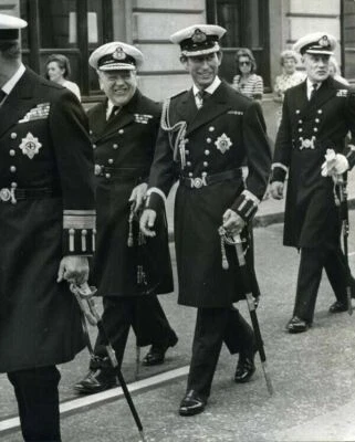 Foto de prensa original estampada de la Casa de la Trinidad 1975 de la familia real del príncipe Carlos 8x10 Foto 1 de 2
