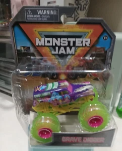 MONSTER JAM. 1:64. GRAVE DIGGER. TREATS. SERIES 35. - Picture 1 of 1