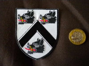 MEDIEVAL KNIGHTS COAT OF ARMS EMBROIDERED BADGE ( WILD BOARS) - Foto 1 di 1