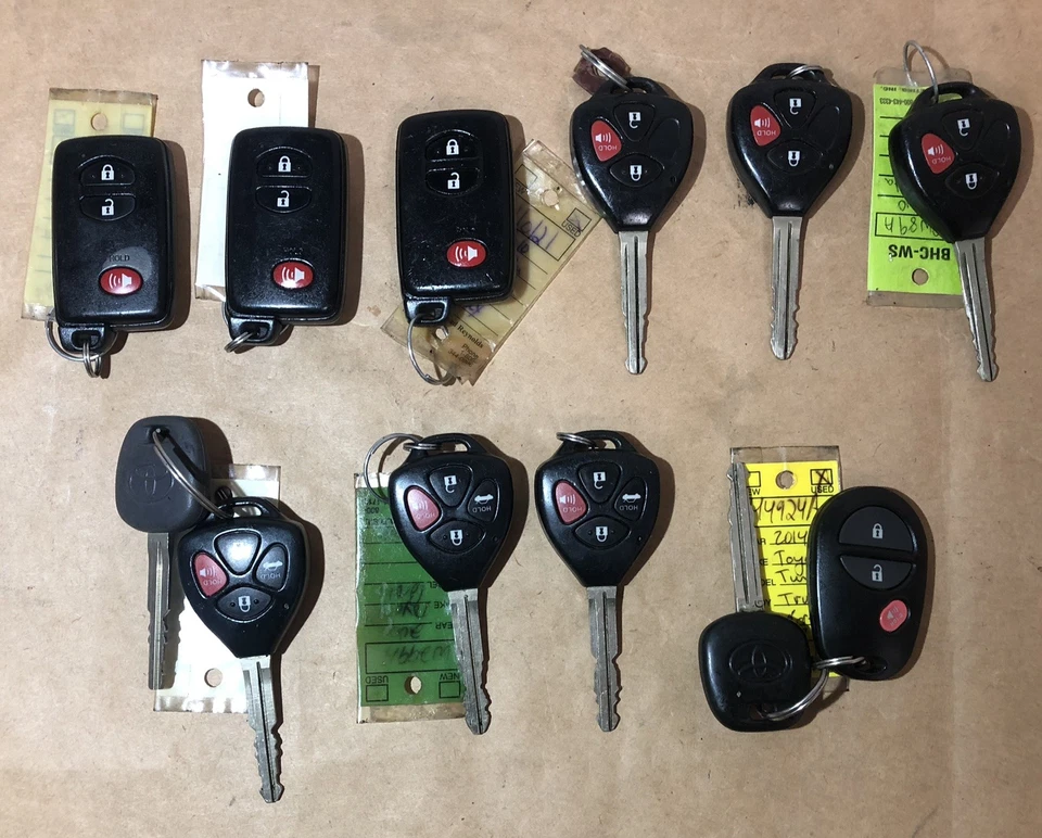 LOT OF 10 KEY FOBS TOYOTA - Image 1 of 1