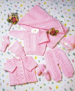 (KBS7) MODELLO MAGLIA -SET BABY LAYETTE IN LANA DK - 7 ARTICOLI PREM - 1/2 ANNO - Foto 1 di 1