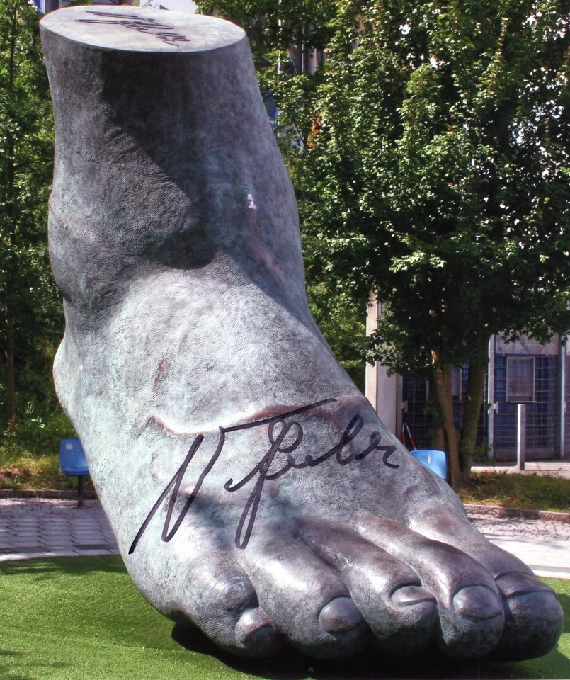 Uwe Seeler+ - seltenes original Autogramm auf Großfoto - "UNS UWE - FUSS" TOP - Bild 1 von 1