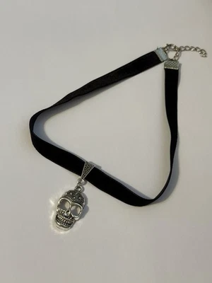 Berloque de caveira em um colar gargantilha ajustável de veludo preto - Imagem 1 de 4