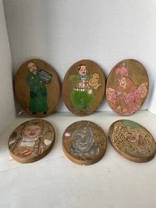 Mago de Oz 6 Personajes Placa Quemada Madera Arte Decoración Única - Imagen 1 de 13