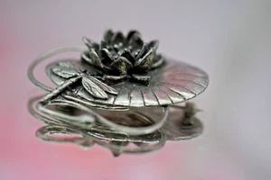 Vintage Silver Metal Brooch Dragon Fly And Water Lilly 17,70g - Picture 1 of 10