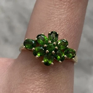 Anillo de vestir con racimo floral de diopsido cromado de oro amarillo de 9 quilates 375 - talla O 1/2 - Imagen 1 de 11
