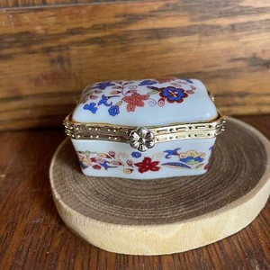 Caja de anillo de baratija de porcelana con bisagras pequeñas ""en mis membrillos años"" borde dorado - Imagen 1 de 3