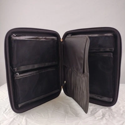 Portafolio de artista Laura Mercier Home Away grande 11"x9" Foto 1 de 4