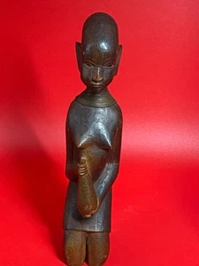 Afrikanische Holz geschnitzte Frau mit Metallkette kniend hält ein Gefäß 7,5" hoch - Bild 1 von 4