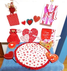 14 LOTE DE COLECCIÓN DE DECORACIONES VALENTINE MADERA 20 CORAZONES DE PAPEL BOLSAS DE REGALO IMANES - Imagen 1 de 4