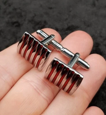 Par de gemelos esmaltados enchapados en plata - esmalte rojo exuberante - ciencia ficción futurista  Foto 1 de 4