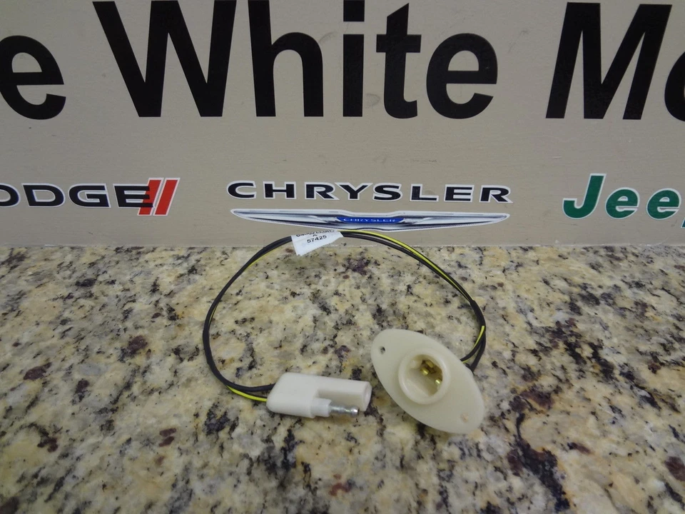 86-02 Chrysler Dodge Plymouth Nueva Licencia Lámpara Enchufe y Cable Mopar Fabricante Original Foto 1 de 2