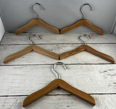 Lote de 5 perchas de madera para muñecas Foto 1 de 4