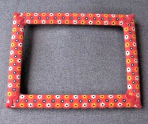 VINTAGE LINED IN NICE COLORS FLOWERS RED FABRIC WOODEN PICTURE FRAME - Bild 1 von 12