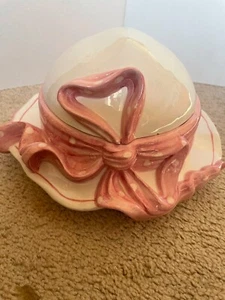 Porzellan Schale Schüssel mit Deckel in Hut Form weiß rosa Hut mit Schleife süß - Bild 1 von 12