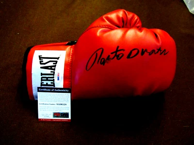 ROBERTO DURAN BOXING CHAMPION SIGNED AUTO RIGHT EVERLAST BOXING GLOVE PSA/DNA  - Image 1 of 3