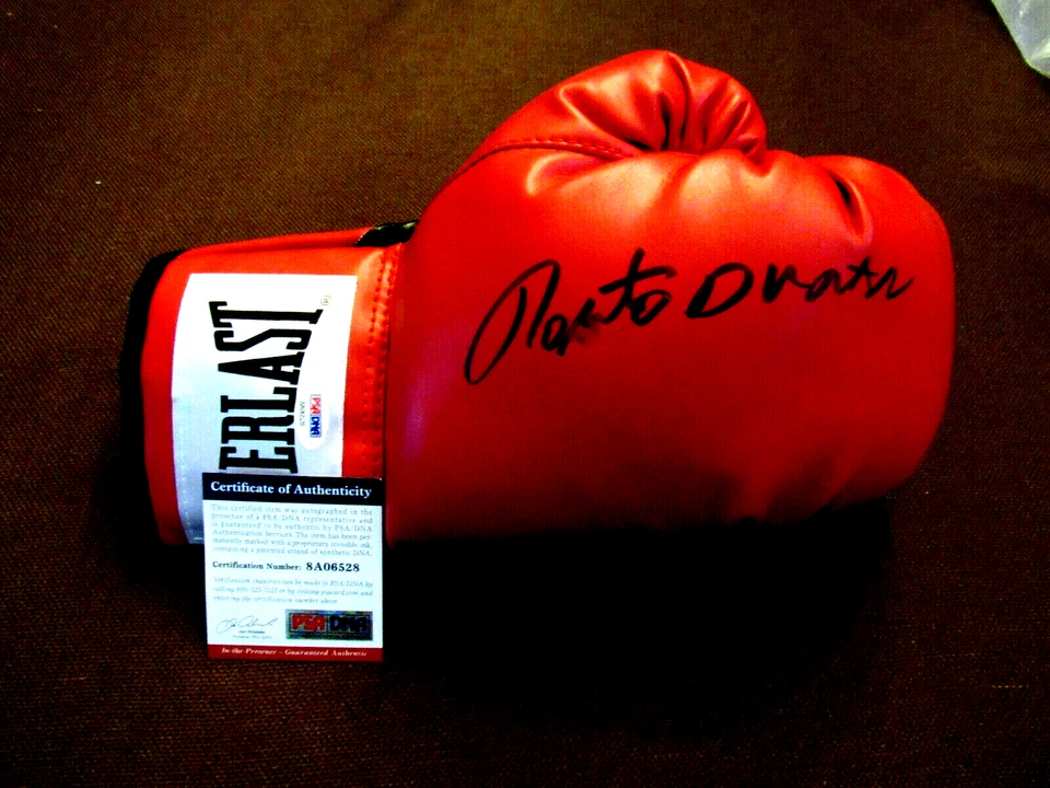 ROBERTO DURAN BOXING CHAMPION SIGNED AUTO RIGHT EVERLAST BOXING GLOVE PSA/DNA  - Image 1 of 3