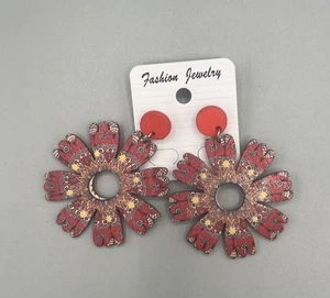 Nuevo Boho Hippie Chick Pendientes Colgantes de Madera Círculo Rojo 2.25" de Largo - Imagen 1 de 2