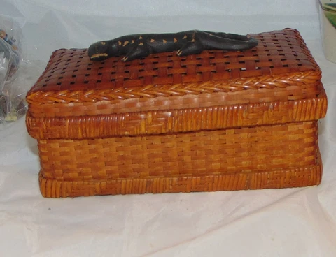 Covered RECTANGLE BASKET 7" ~HAND WOVEN WOOD W Pond Lizard Handle..LOOK Cover