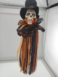 Hängende gruselige Halloween Skelett Kopf auf Kürbis Figur mit langem fließendem Kleid - Bild 1 von 7