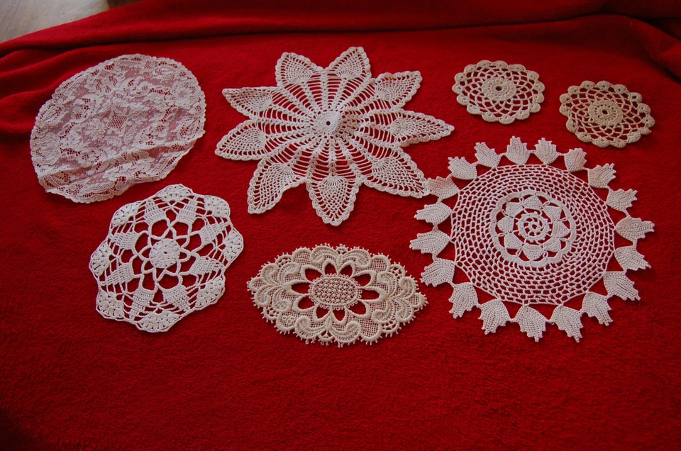 Beau Lot de 7  Napperons Anciens Brodés dentelles crochet  - Photo 1/1