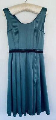 Vestido de cóctel Dolce & Gabbana vintage de seda verde azulado con faja de cinta de grosgrain Foto 1 de 4