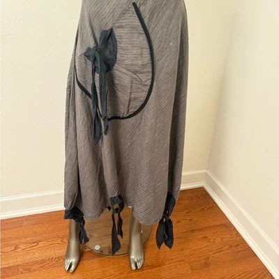 Saia drapeada Mara Gibbucci cinza luxuosa linho maxi vanguarda com laços pretos - Imagem 1 de 4