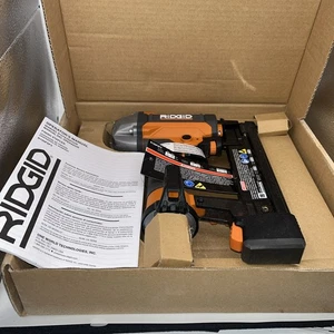 RIDGID Pistola a graffetta pneumatica calibro 18 1-1/2 finitura corona stretta -R150FSF3 - Foto 1 di 4