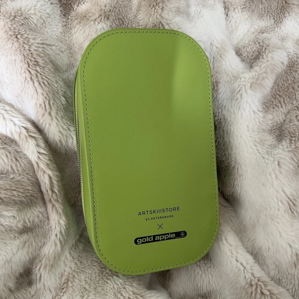 Estuche de brochas de maquillaje de cuero verde limitado - ARTSKILLSTORE x manzana dorada (Rusia) Foto 1 de 4
