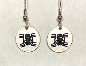 Schwarze Käfer Ohrhänger, handbemalte Emaille Ohrhänger - Bild 1 von 3