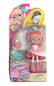 Moose Toys Shopkins Shoppies Summer Peaches Shop Style Puppe Figur Neu - Bild 1 von 3