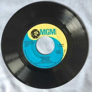 JUD STRUNK : Daisy A Day / The Searchers 7” 45 MGM K14463 EXCELLENT 1972 NOS - Imagen 1 de 5