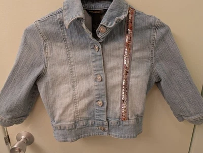 Jaqueta jeans cropped ROCAWEAR AUTÊNTICA tamanho pequeno LOGOTIPO lantejoulas rosa - Imagem 1 de 4