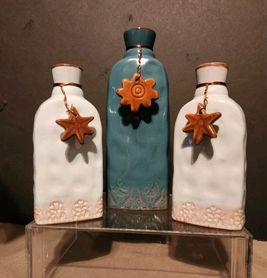 Juego de botellas decorativas de cerámica artesanal con detalles de estrellas de mar y equipo Foto 1 de 4