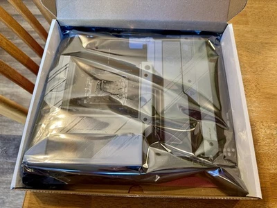 Placa madre ASUS ROG Strix X670E-A Gaming WiFi AM5 ATX AMD  Foto 1 de 4