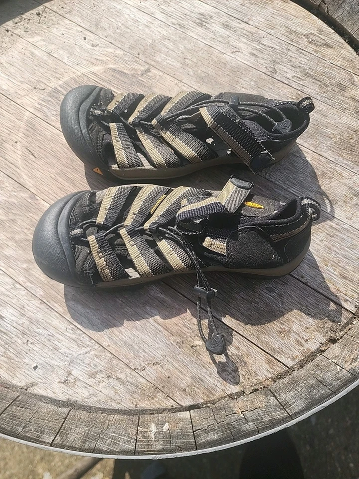 boys keen sandals size 5 - Image 1 of 4