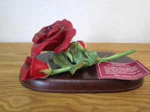 Statuina vintage 1985 HOMCO capolavoro "Rose rosse" osso Cina fiore base legno - Foto 1 di 6