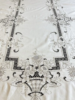 Mantel crudo ovalado vintage bordado para banquete 102 x 64 Foto 1 de 4