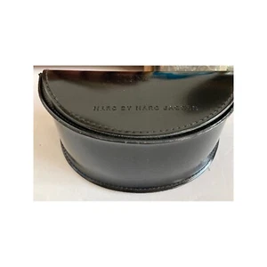 Neu • Marc by Marc Jacobs Sonnenbrillenetui • Schwarz, Halbmondform mit Linsentuch - Bild 1 von 2