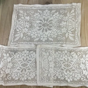 Handgefertigtes Deckchen 3er Set Beige Blumen Rechtecke 15x10” und 12x8” - Bild 1 von 12