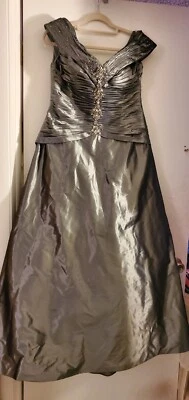 Beautiful Rina Di Montella Olive Green Flare Gown - 14 - Image 1 of 4