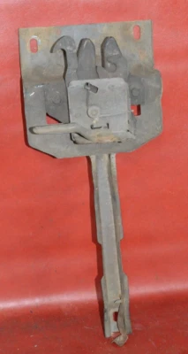 De colección 1973-79 Ford Truck capó pestillo soporte rejilla soporte 1978-79 Bronco F100 F150 Foto 1 de 4