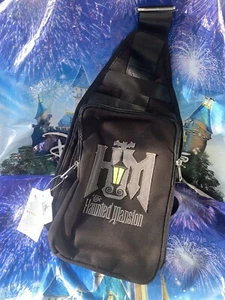 NUEVO con ETIQUETAS DISNEY PARKS MANSIÓN EMBRUJADA MOCHILA DE CABESTRILLO CON CORREA - Imagen 1 de 11