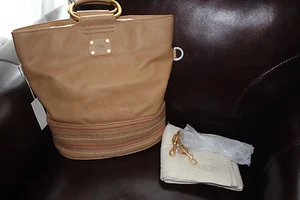 BOLSO DE MANO UGG LEXI TE048 CARM $395 - Imagen 1 de 6