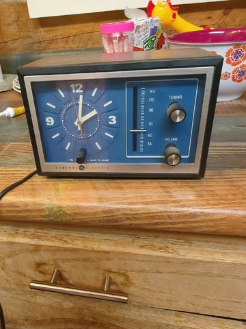 Vintage General Electric Alarm Clock Radio | Model #7-4728A | Works! Cover