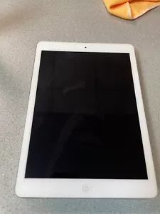 Apple iPad Air (1st Generation) A1475 16 GB, Wi-Fi + 4G, 9.7 in - Silver - Picture 1 of 2
